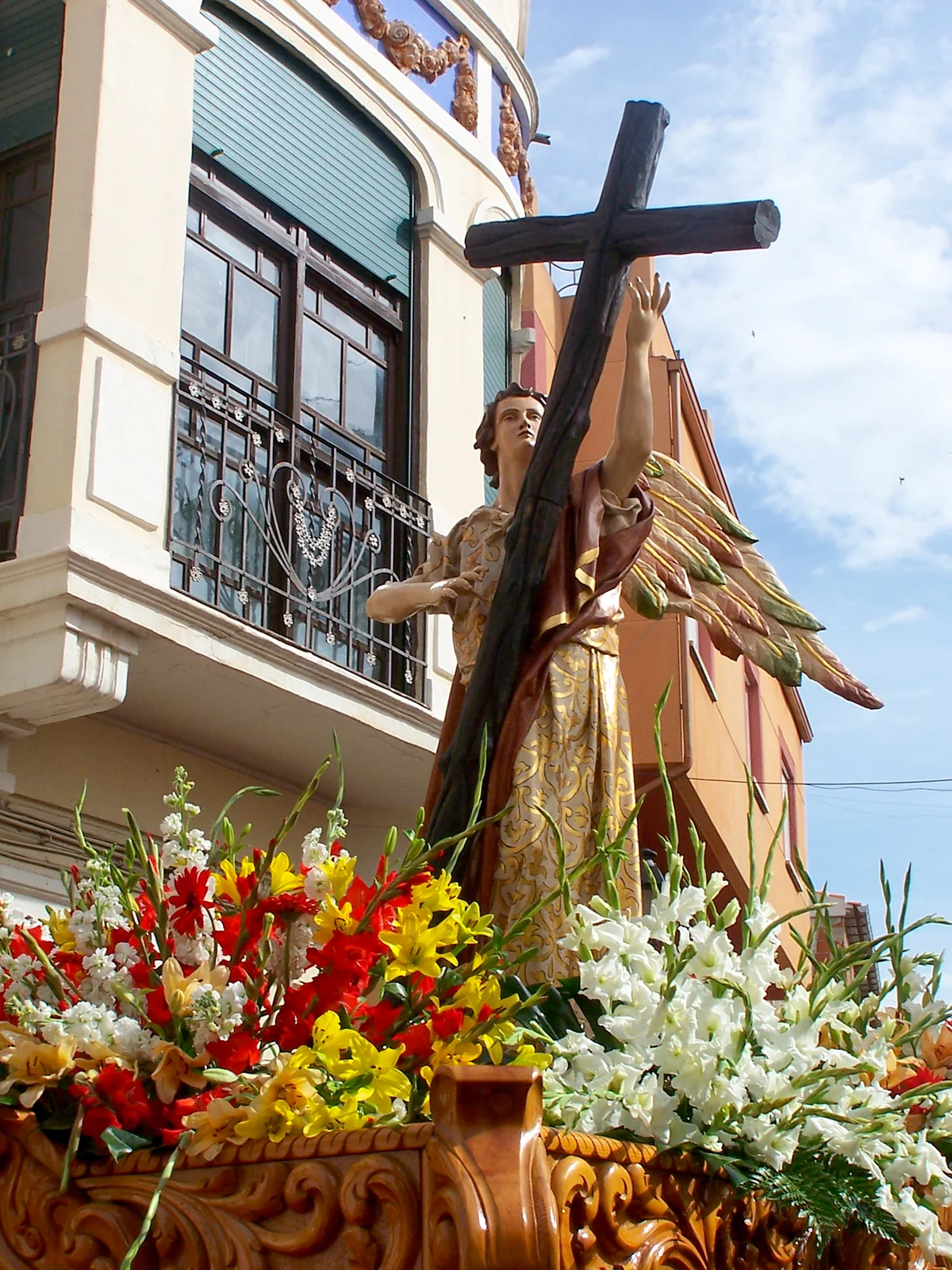 Ángel con Cruz Triunfante