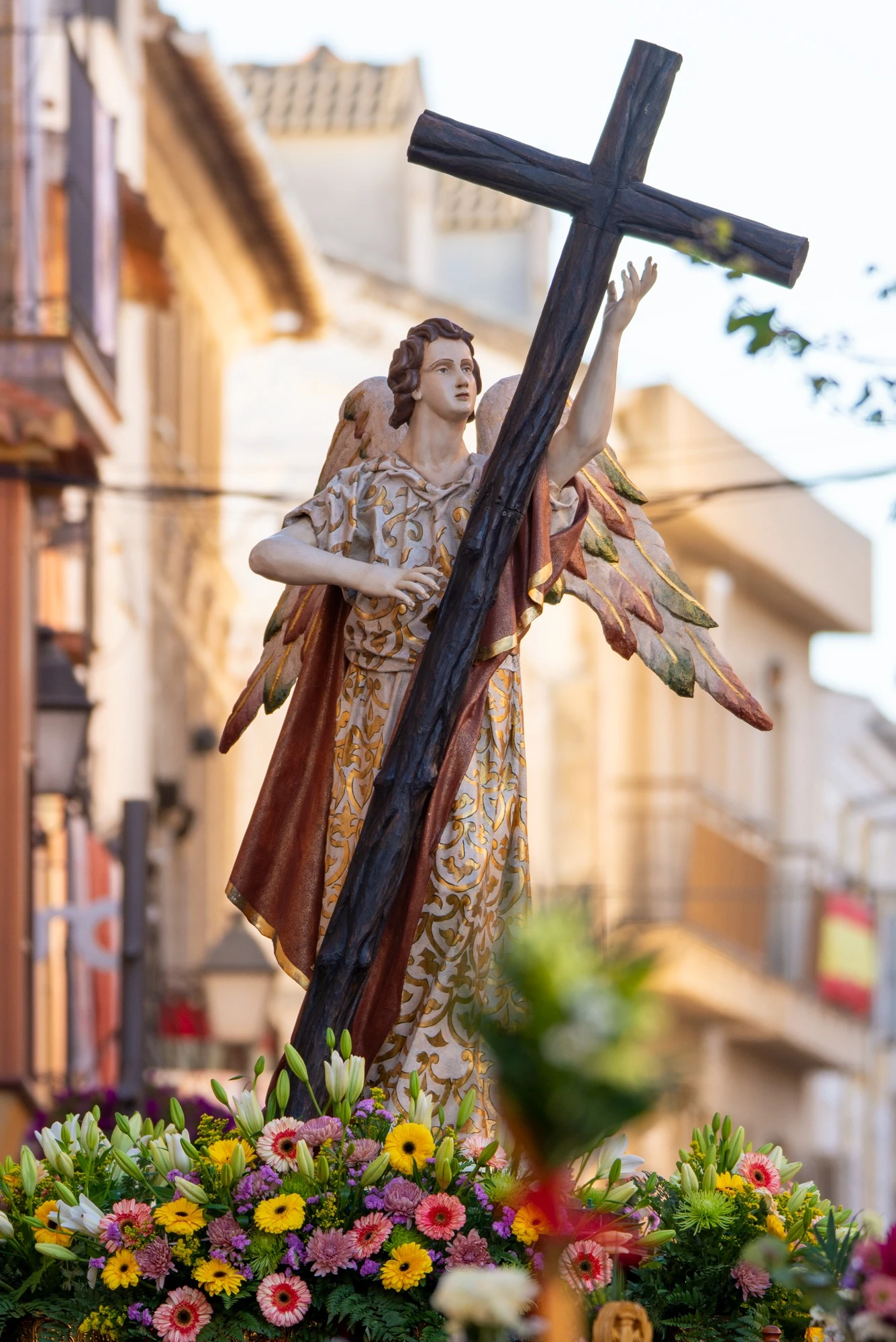 Ángel con Cruz Triunfante: El Ángel sobre el trono floral
