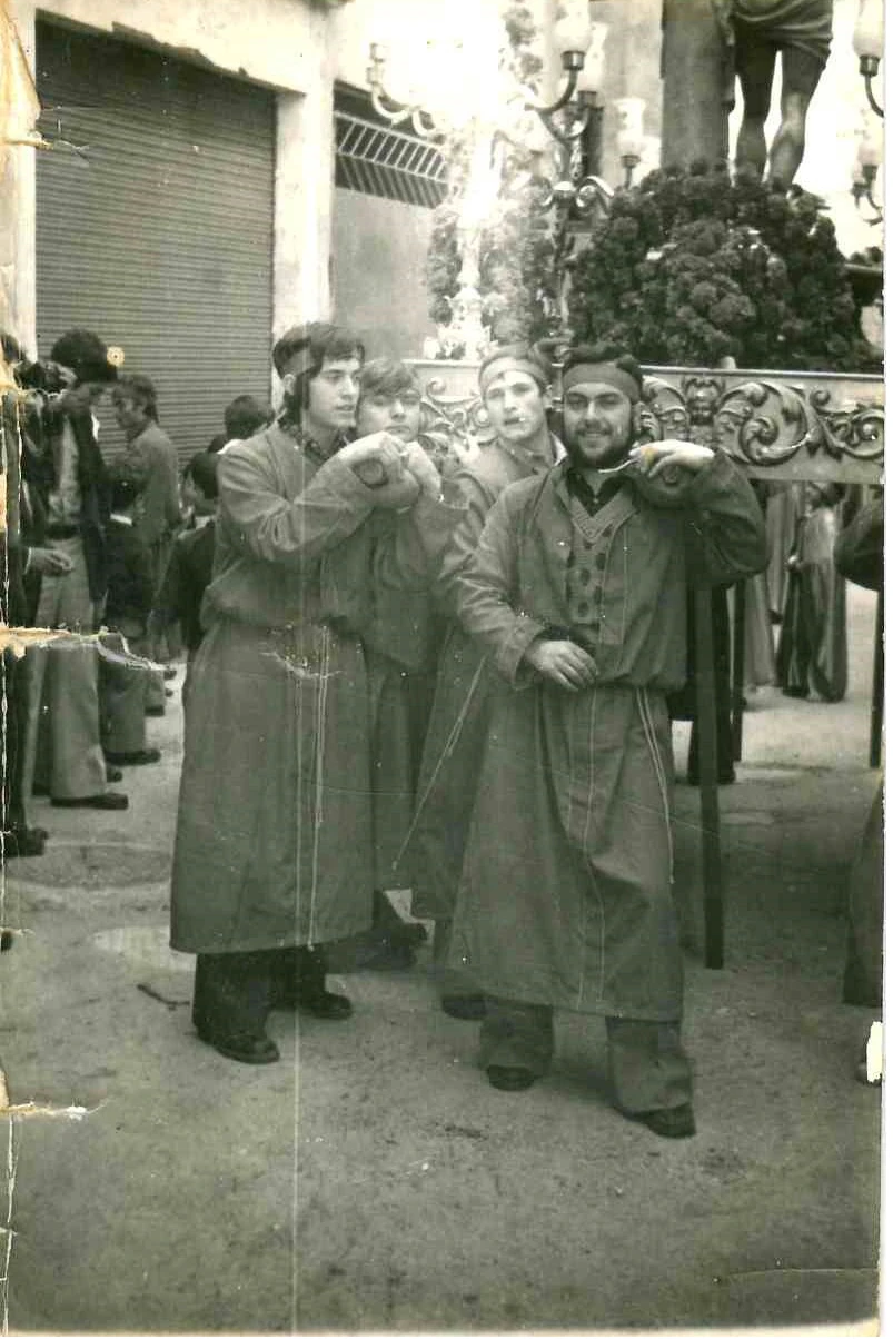 Anderos junto al trono del Amarrado a la Columna en los años setenta del siglo XX