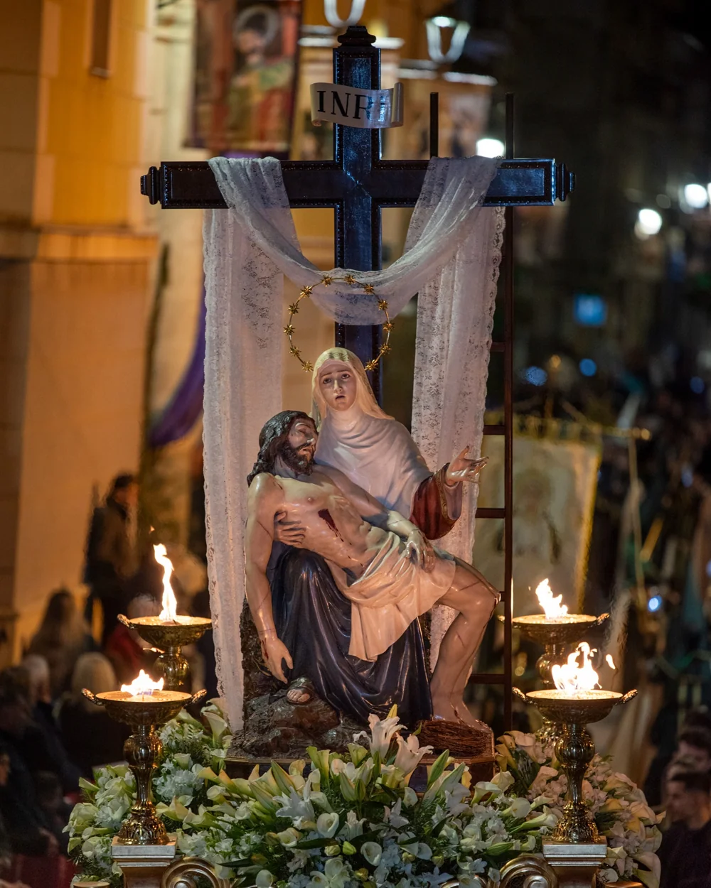 La Virgen de las Angustias en procesión, iluminada por las llamas