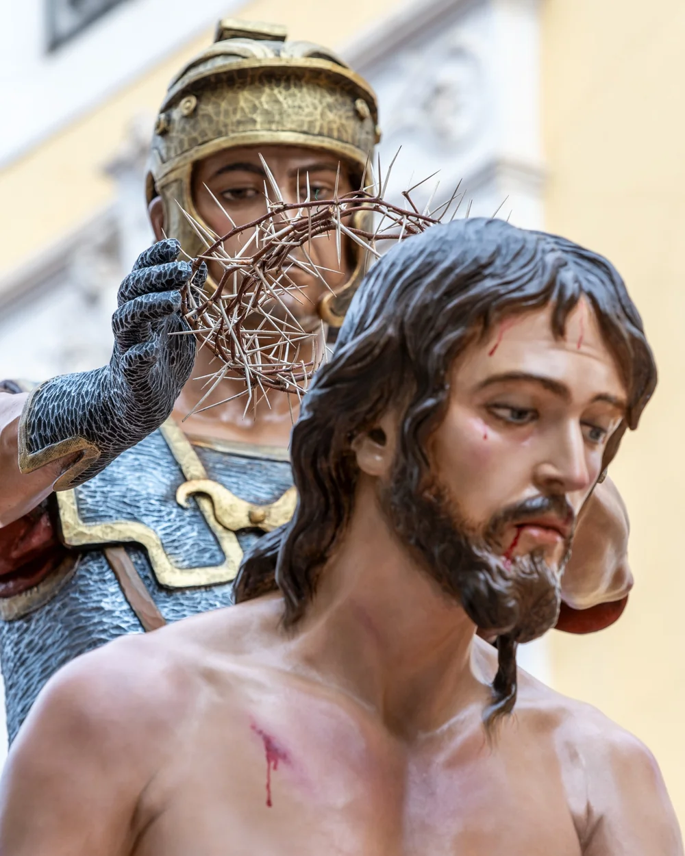 Detalle de Cristo y el soldado romano colocando la corona de espinas