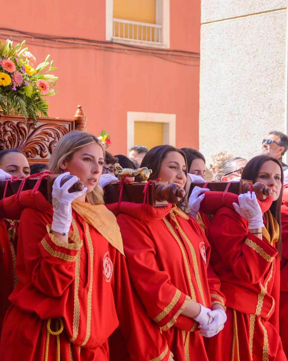 Anderas de Los Coloraos portando un trono sobre sus hombros